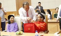 Une délégation de personnes méritantes de la patrie reçue par Truong Hoa Binh 