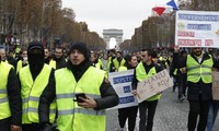 Gilets jaunes: 101 personnes placées en garde à vue à Paris