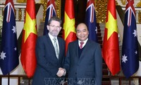 Le président du sénat australien reçu par Nguyên Xuân Phuc