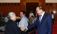 Danang: Nguyên Xuân Phúc rencontre des personnes méritantes de Hai Châu