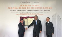 Le vice-Premier ministre singapourien visite le projet V-Plaza