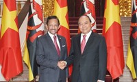 Le sultan de Brunei reçu par Nguyên Xuân Phuc