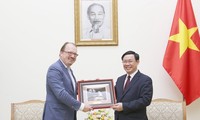 Vuong Dinh Huê reçoit un directeur de l’OCDE
