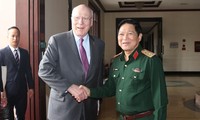 Des sénateurs américains au Vietnam