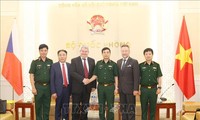 Vojtech Filip reçu par le chef d’état-major général de l’armée vietnamienne