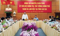 Nguyên Xuân Phuc discute avec les autorités de Lào Cai du développement socio-économique local