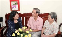Dang Thi Ngoc Thinh rend visite à des personnes méritantes