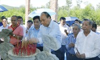 Nguyên Xuân Phuc rend hommage aux martyrs de Quang Nam