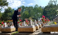 L’ambassadeur américain visite le cimetière de Truong Son