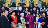 Dang Thi Ngoc Thinh reçoit une délégation des minorités ethniques de Cao Bang