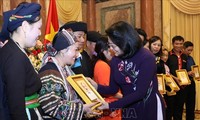 La vice-présidente Dang Thi Ngoc Thinh reçoit des minorités ethniques de Hà Giang