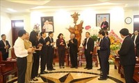 Dang Thi Ngoc Thinh présente ses vœux de Noël aux catholiques de Vinh