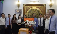 Dang Thi Ngoc Thinh rend visite au chevalier Grand-Croix Lê Duc Thinh 
