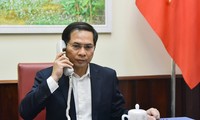 Covid-19 : Bui Thanh Son s’entretient par téléphone avec des diplomates de différents pays