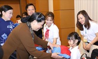 Tong Thi Phong rencontre des élèves orphelins ou handicapés de Thai Nguyên