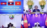Entretien virtuel entre les Premiers ministres vietnamien-laotien-cambodgien