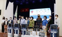 La Chambre de commerce américaine au Vietnam offre des équipements médicaux à Hô Chi Minh-ville