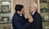 Pham Minh Chinh remet l’insigne de 60 ans d’appartenance au Parti à l’ancien vice-Premier ministre Vu Khoan