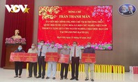 Trân Thanh Mân offre des cadeaux du Têt à Kiên Giang