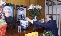 Têt 2022: Nguyên Xuân Phuc rend hommage aux anciens dirigeants du Parti et de l’État