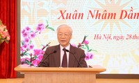 Têt: le secrétaire général du Parti communiste vietnamien présente ses vœux au personnel du Bureau du comité central