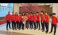 Pham Minh Chinh rencontre l'équipe féminine vietnamienne de football