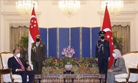 Nguyên Xuân Phuc rencontre les dirigeants singapouriens
