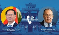 Bui Thanh Son s’entretient avec Sergei Lavrov au téléphone