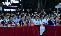 Vuong Dinh Huê assiste au festival des flamboyants rouges de Hai Phong