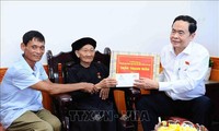 Trân Thanh Mân remet des cadeaux aux personnes méritantes de Cao Bang