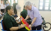 Dô Van Chiên au chevet des blessés de guerre de Duy Tiên