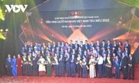 Pham Minh Chinh rend hommage aux hommes d’affaires émérites de 2022