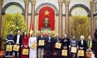 Nguyên Xuân Phuc reçoit 50 acteurs de la série «Les gestes bienveillants»