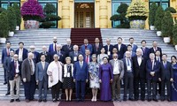 Nguyên Xuân Phuc reçoit des délégués étrangers participant aux célébrations des 50 ans des accords de Paris