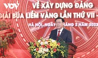 Vuong Dinh Huê remet les prix «Faucille et marteau d’or»