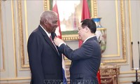 Vuong Dinh Huê remet l’Ordre Hô Chi Minh au président de l’Assemblée nationale cubaine