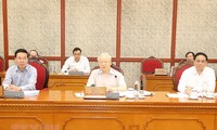 Nguyên Phu Trong préside une réunion du Bureau politique sur le développement socioéconomique