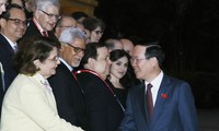 Vo Van Thuong reçoit des représentants du Mouvement international de la Croix-Rouge et du Croissant-Rouge