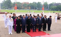 Hommage des dirigeants au Président Hô Chi Minh pour le 70e anniversaire de la victoire de Diên Biên Phu