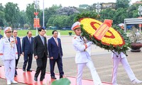 Les dirigeants rendent hommage au Président Hô Chi Minh en son mausolée