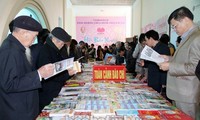 В разных районах Вьетнама открылась выставка новогодних номеров газет-2015