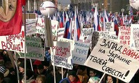 Россия: десятки тысяч людей устроили шествие в знак антимайдана 