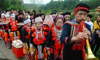 Игра на трубе - особенность свадебных церемоний малой народности "Красное Зяо"
