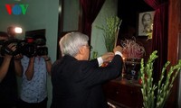 Генсек ЦК КПВ Нгуен Фу Чонг зажег благовония в память о Хо Ши Мине