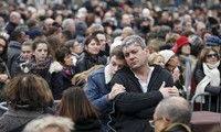Тысячи жителей Парижа почтили память жертв терактов 2015 года