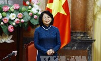 Данг Тхи Нгок Тхинь приняла делегацию депутатов парламента разных периодов от провинции Виньлонг 