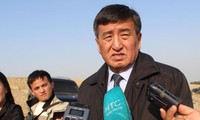Кандидат от правящей партии Жээнбеков лидирует на выборах президента Киргизии