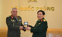 Нго Суан Лить принял председателя военного комитета Европейского союза