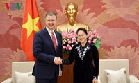 Председатель НС СРВ приняла послов США и Канады во Вьетнаме