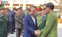 Нгуен Суан Фук посетил и поздравил вооруженные силы города Дананга с Тэтом